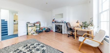 Arranged over two floors located in a period conversion on Chapel Market - Photo 3