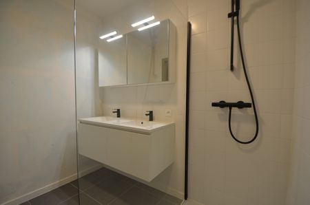 Te huur: Nieuwbouw instapklaar appartement met 2 parkings - Photo 2