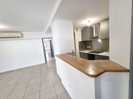 Location Appartement 3 pièces 66m² ST DENIS 97400 - Photo 4
