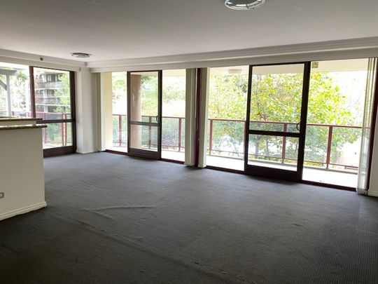 SPACIOUS, LIGHT & SUNNY, 3 BEDROOM SECURITY APARTMENT IN 'OSCAR ON HOLLYWOOD' - Photo 1