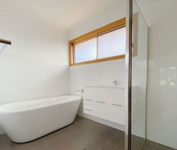 Spacious two bedroom townhouse - Photo 2