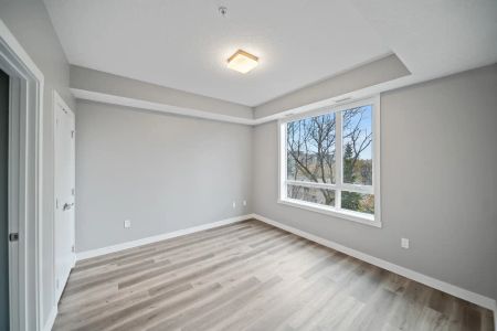 West Garneau — 2 Bed 2 Bath - D4 - Photo 4