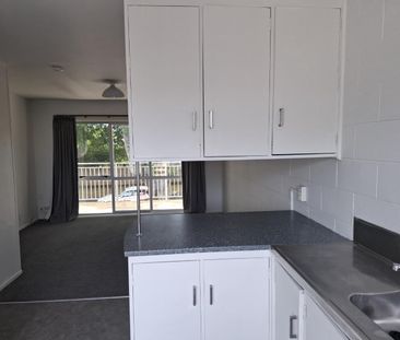 Very tidy two bedroom upstairs flat in quiet street. - Photo 6