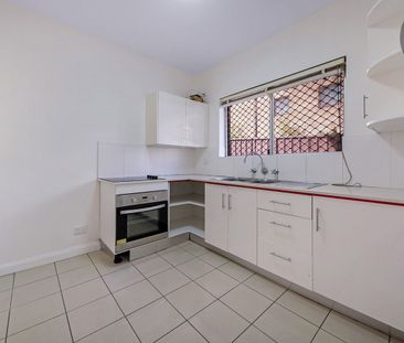 SUNNY 2-BEDROOM TOWNHOUSE IN A BOUTIQUE COMPLEX - Photo 2