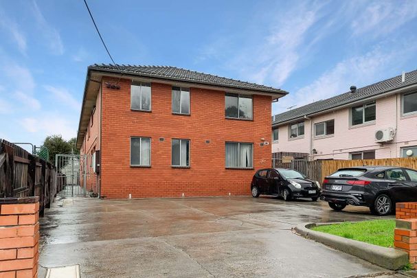 Bright & Spacious Top-Floor Apartment in Prime Fitzroy Location! - Photo 1