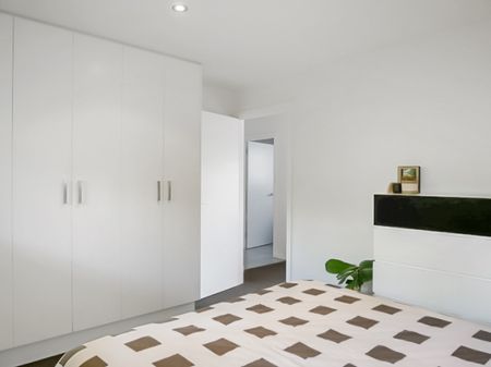 Modern Townhouse - Photo 3