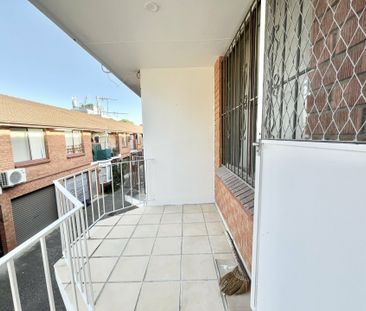 Fully Renovated 3-Bedroom Townhouse – Prime Location - Photo 3