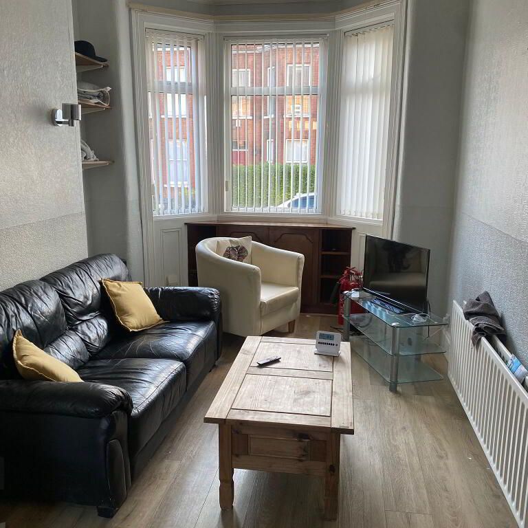 Room 2, 12 Sandhurst Drive, ( Bills Incl ), Belfast, BT9 5AX - Photo 1