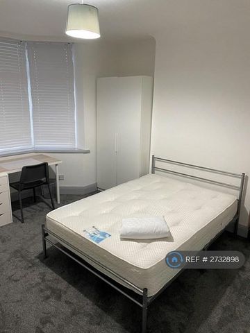 4 bedroom terraced house to rent - Photo 4