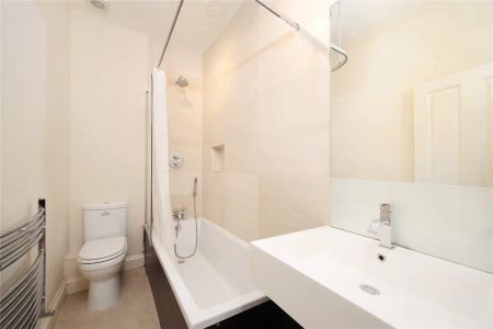 2 bedroom flat in Clapham - Photo 5