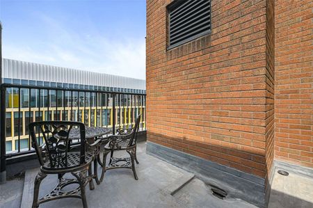 A well presented one bedroom apartment with a roof terrace in an absolutely superb location between Smithfield and Barbican. - Photo 4