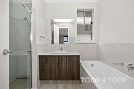 Stylish Family Home in Felixstow - Photo 2