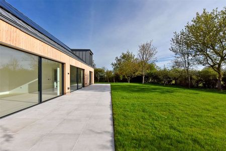 A high-specification home on a bespoke gated estate of four properties in Winkfield. - Photo 2