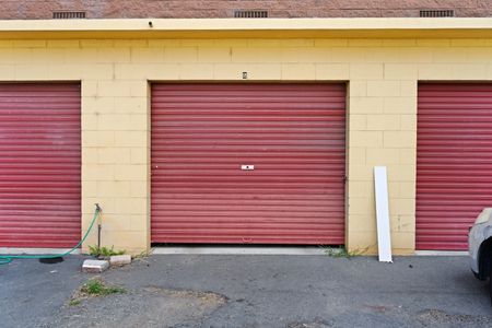 2 bedroom apartment (second level), 1 living, 1 bathroom (separate shower and bath), large balcony with river views, single garage. - Photo 4