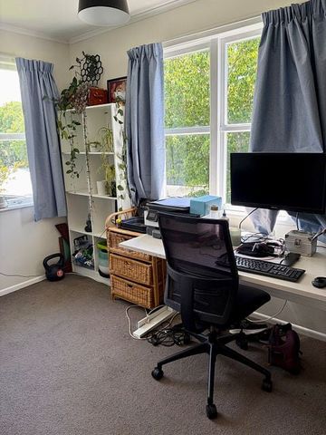 Charming 3BR Home Near Raumati Beach! - Photo 3