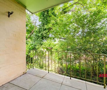 Studio Apartment - MINUTES WALK TO SHOPS AND TRAIN STATION - Photo 3