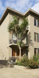 SPACIOUS TWO BEDROOM APARTMENT - Photo 3
