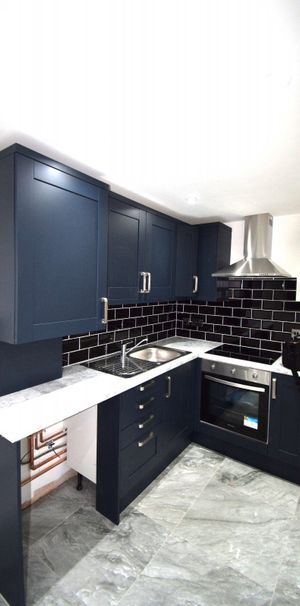 Shared Room to let in a shared flat - for single female only- £850 inclusive bills - Photo 1