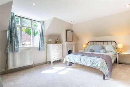 An exceptional grade II listed riverside home set in historic Aylesford - Photo 5