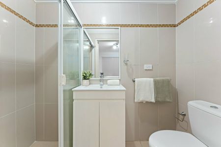 Spacious 3 Bedroom Courtyard Apartment! - Photo 2