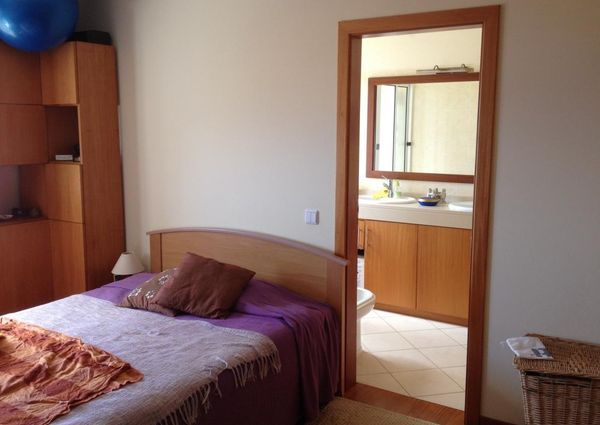 Alugo quarto com casa de banho privada em Santa Cruz