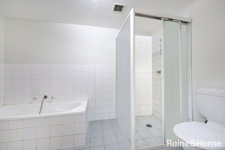 Spacious three bedroom apartment in Marrickville - Photo 5
