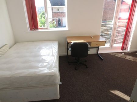 4 bedroom House To Let - Photo 3