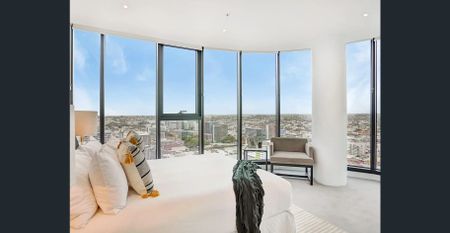 Luxury 3-Bedroom FURNISHED Penthouse with Stunning City & Story Bridge Views - Photo 4