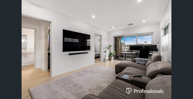 Modern 2-Bedroom Apartment with Spacious Balcony - Secure Boutique Living - Photo 1