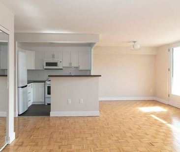 Sept 1 ❤ Unfurnished 1 bdr Apartment w/ balcony @Saint Clair/Bathurst - Photo 1