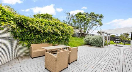 Spacious Six-Bedroom Family Home with Views - Photo 2