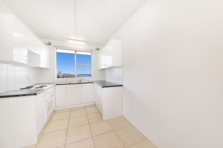 Bright Three-Bedroom Apartment with Sweeping Ocean and District Views - Photo 3