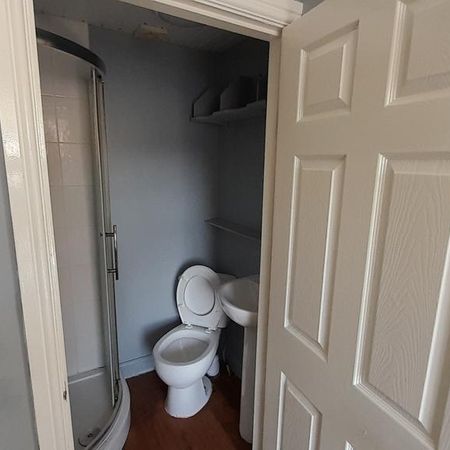 1 bedroom in a house share to rent - Photo 4