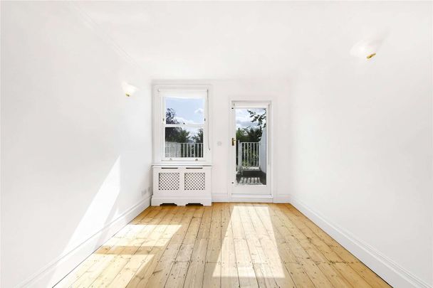 Victorian family house in the heart of Hampstead village offering in excess of 3,100 sq ft ideal for family living and entertaining - Photo 1