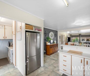 CHARMING FAMILY HOME - Photo 6