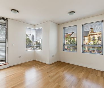 Sunny & Spacious North facing gem – Parking & Balcony - Photo 2