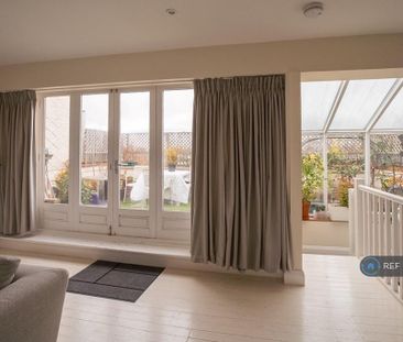 3 bedroom flat to rent - Photo 1