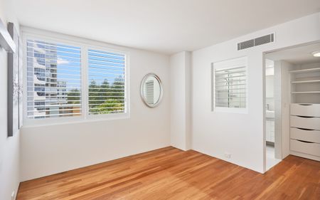 Beachfront 3-Bedroom Rental in Burleigh Heads - Prime Location - Photo 2