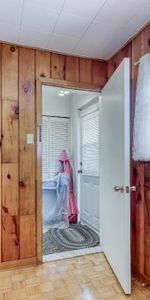 Très grand 3 1/2 , au demi-sous-sol d'un duplex dans emplacement très recherché - Photo 3