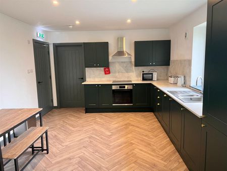 4 bedroom Student Flat to rent in Medburn House, Barker Street, Shieldfield, Newcastle Upon Tyne - Photo 5