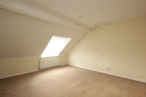 2 BEDROOM Flat - Photo 3