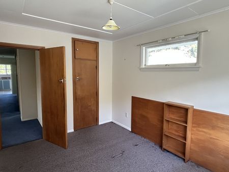Spacious 3-Bedroom Home with Stunning Picton Harbo... - Photo 5