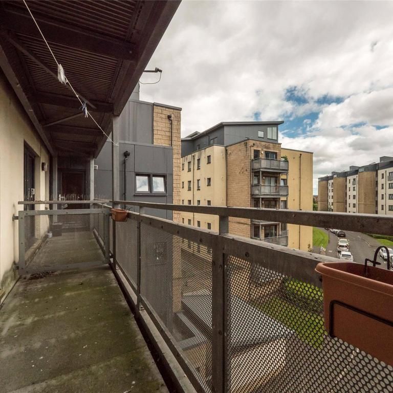 3 bedroom flat to rent - Photo 1