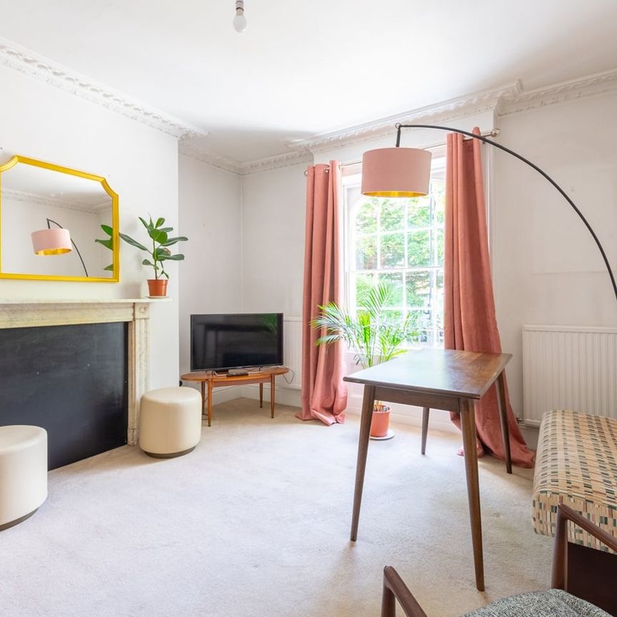 2 Bed Terraced House, Canonbury Square, N1 - Photo 1