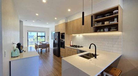 Hobsonville, 5 Bedrooms, $1000 - Photo 4