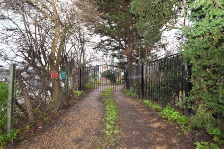 Whitton Road, Twickenham, Middlesex, TW1 - Photo 2