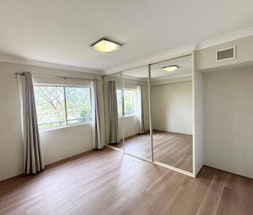 Spacious Two Bedroom Apartment with Private Terrace & Double Garage - Photo 4