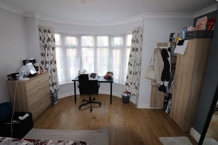 5 Bed Semi-Detached House, Sirdar Road, SO17 - Photo 2