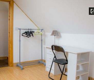 Spacious room in 5-bedroom apartment in Donabate, Dublin - Photo 3