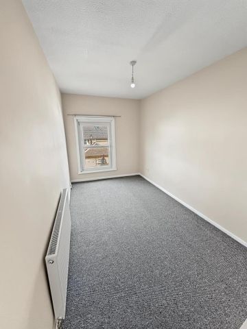 3 bedroom flat to rent - Photo 3
